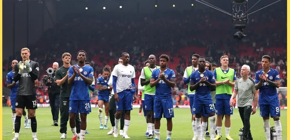 Joueurs de Chelsea applaudissant les supporters après le match