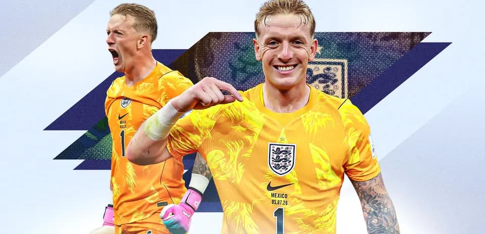 Gardien de but en maillot jaune souriant et célébrant