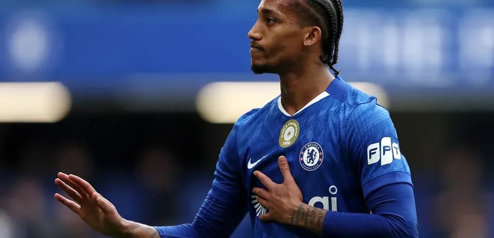 Joueur de Chelsea saluant les supporters au stade