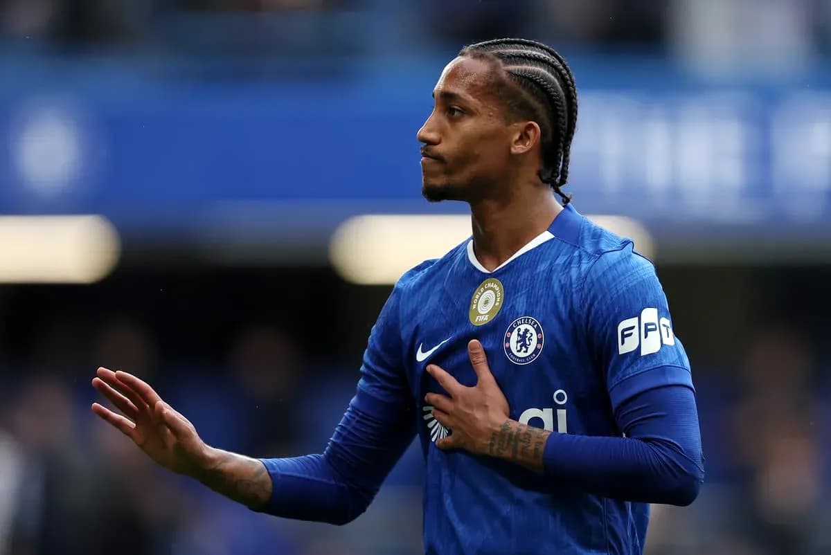 Joueur de Chelsea saluant les supporters au stade