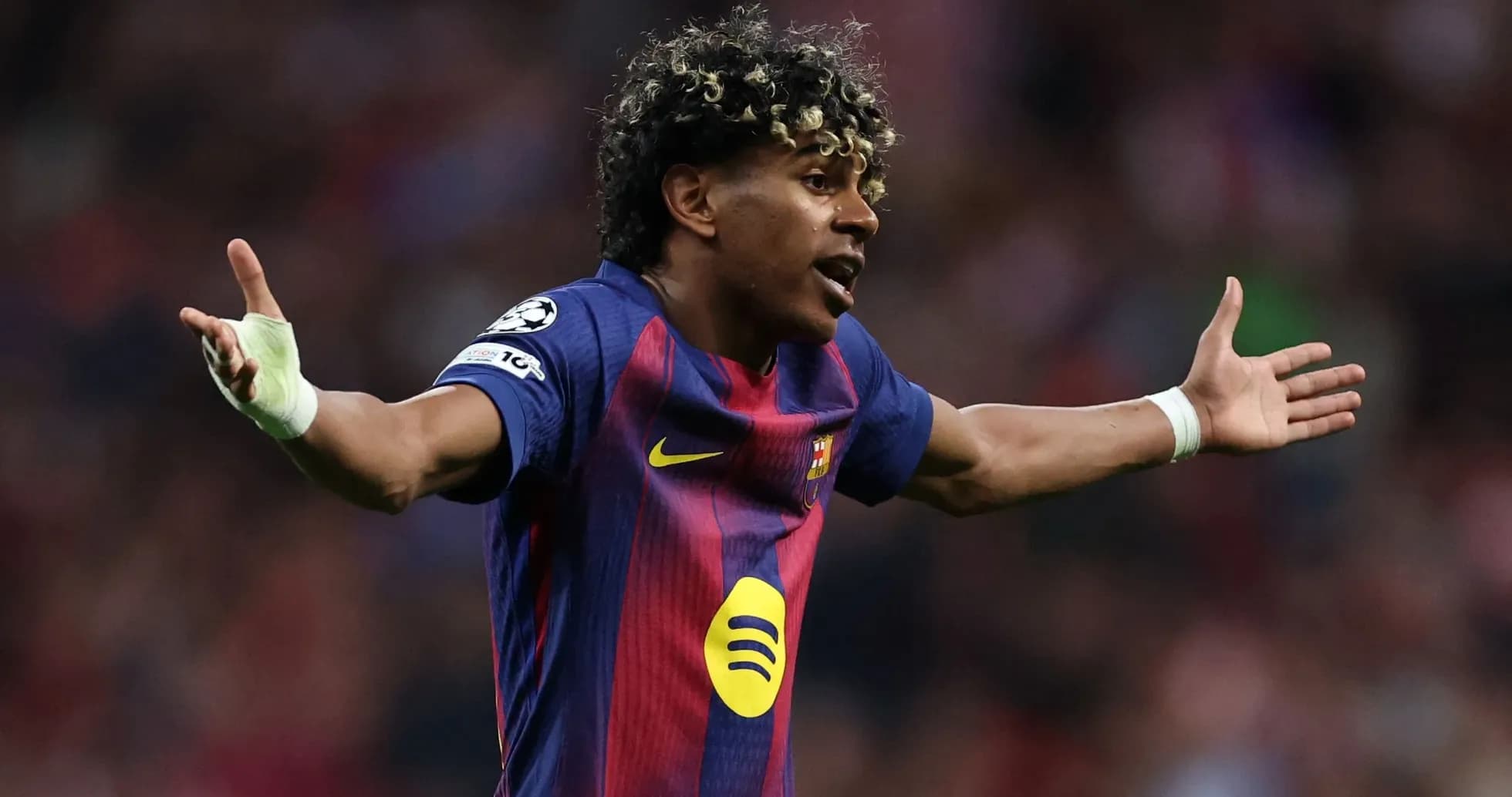 Joueur de Barcelone s'exprimant sur le terrain