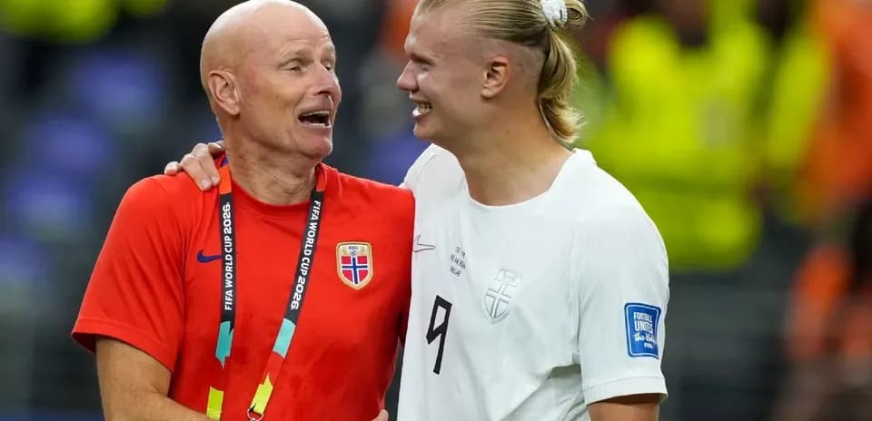 Entraîneur et joueur se félicitant après le match