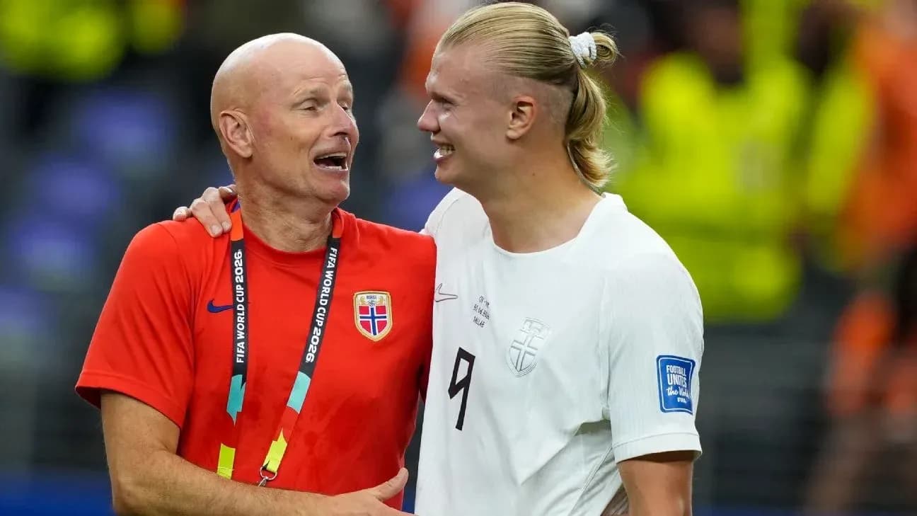 Entraîneur et joueur se félicitant après le match