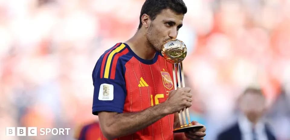 Joueur espagnol embrassant le trophée de la Coupe du Monde