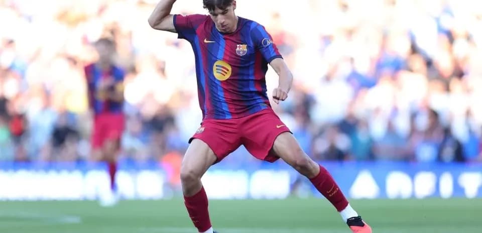 Joueur du FC Barcelone dribblant sur le terrain
