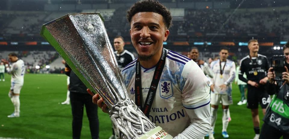 Joueur souriant tenant le trophée de l'Europa League