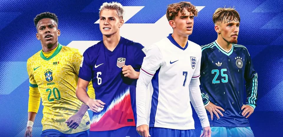 Quatre joueurs de football en maillots nationaux