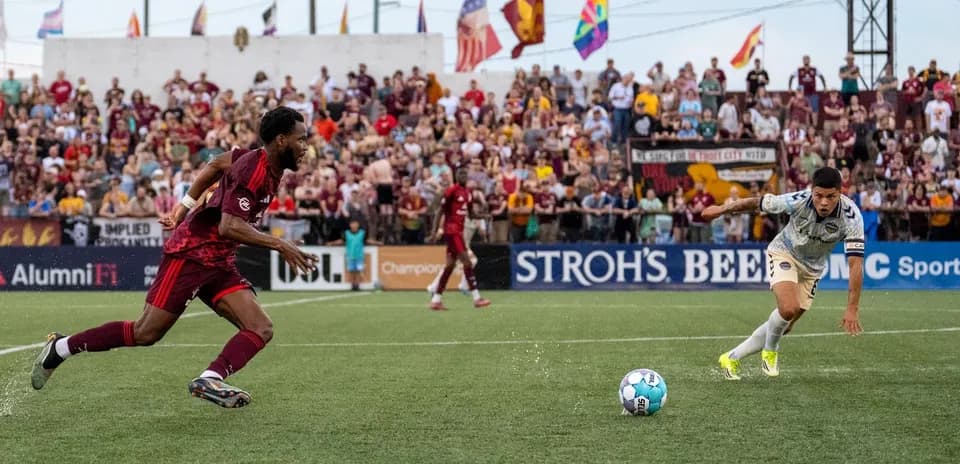 Deux joueurs poursuivant le ballon lors du match
