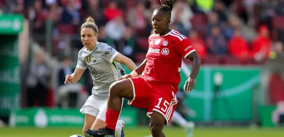 Joueuse du Bayern dribblant face à une adversaire