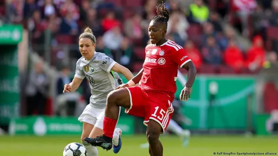 Joueuse du Bayern dribblant face à une adversaire