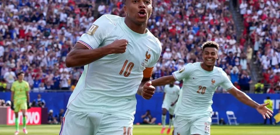 Kylian Mbappé célébrant un but pour la France