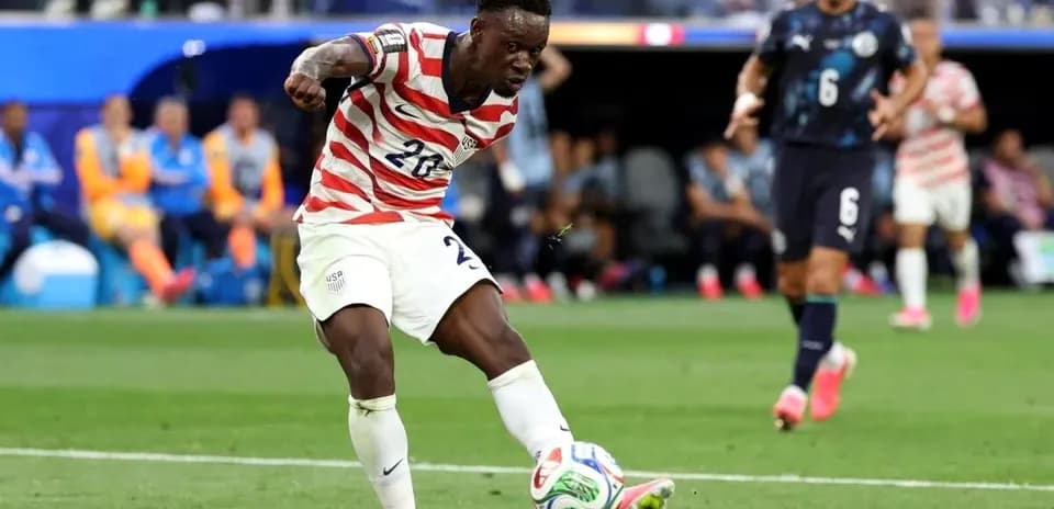 Joueur américain tirant le ballon lors du match