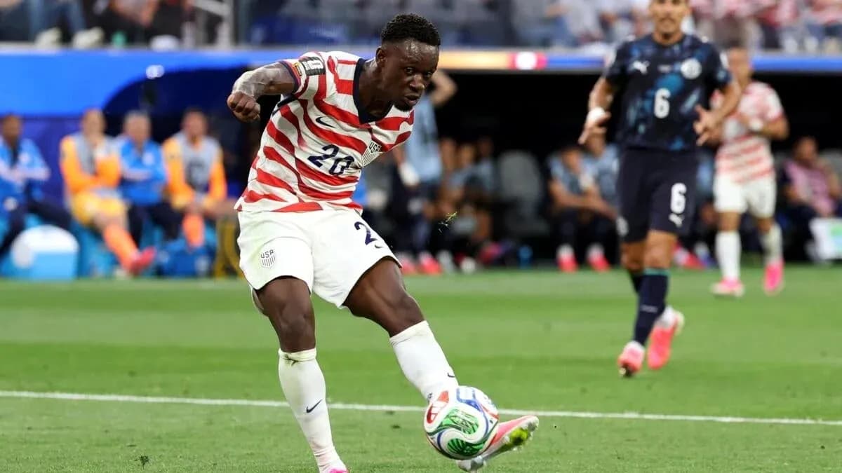 Joueur américain tirant le ballon lors du match