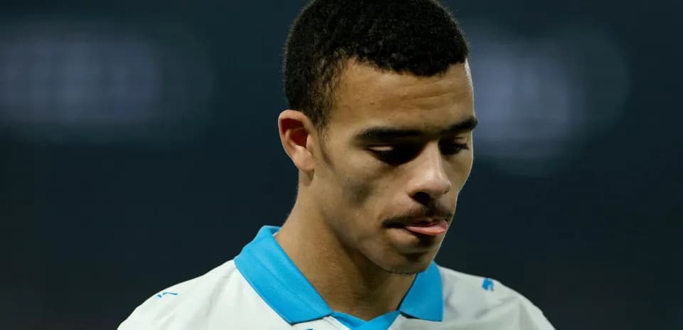 Joueur de l'OM regardant vers le bas