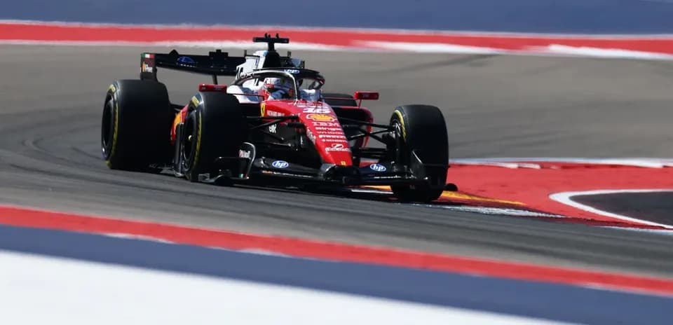 Voiture de course Ferrari prenant un virage sur circuit