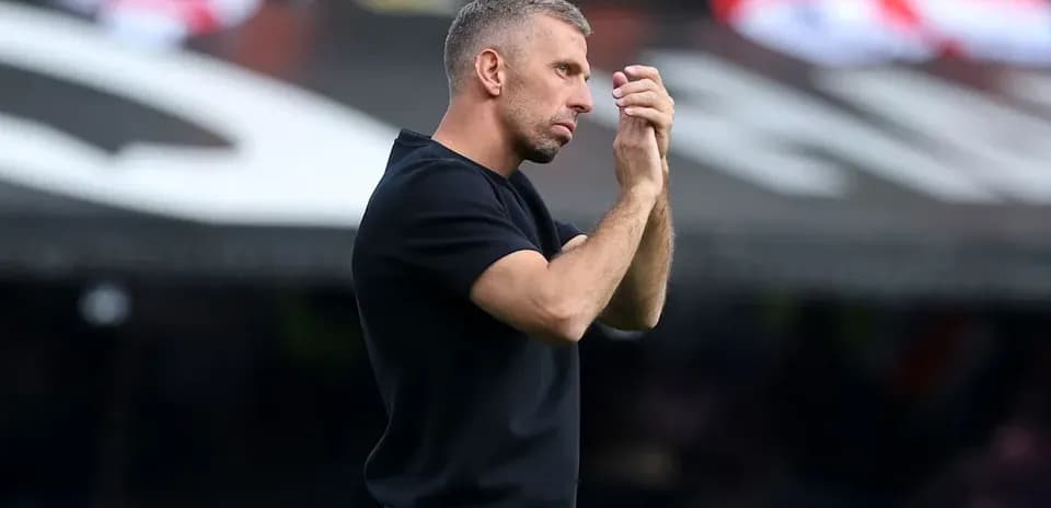 Entraîneur applaudissant sur la touche lors d'un match