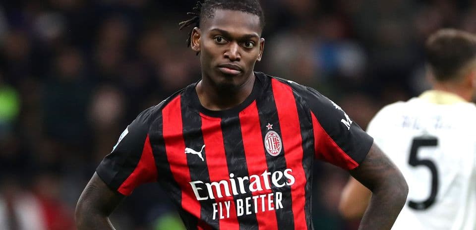 Joueur de l'AC Milan avec maillot rayé rouge et noir