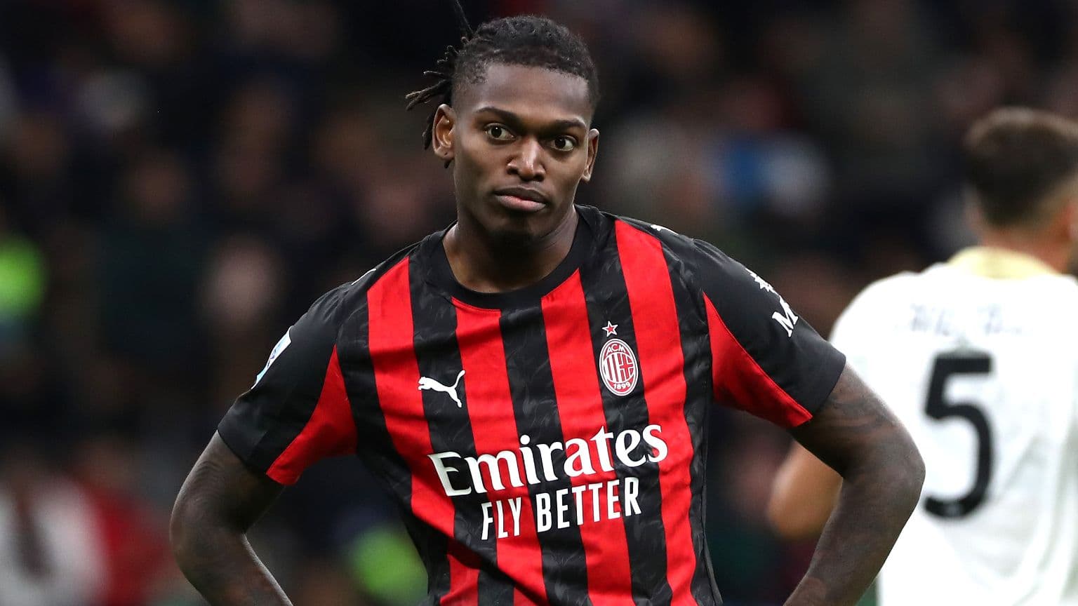 Joueur de l'AC Milan avec maillot rayé rouge et noir