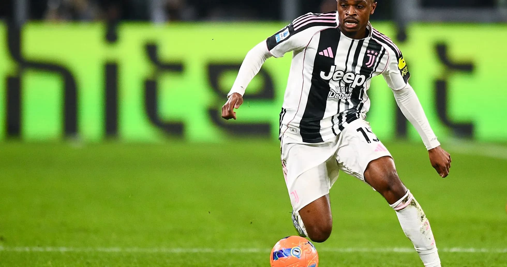 Joueur de la Juventus en action avec le ballon