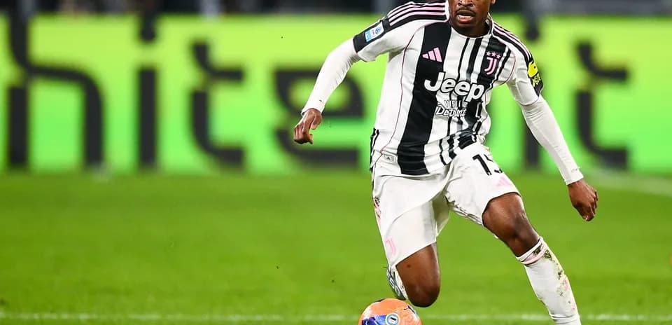 Joueur de la Juventus en action avec le ballon