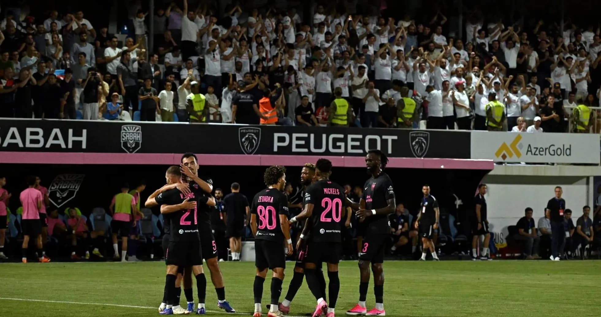 Joueurs de Sabah FA célébrant un but