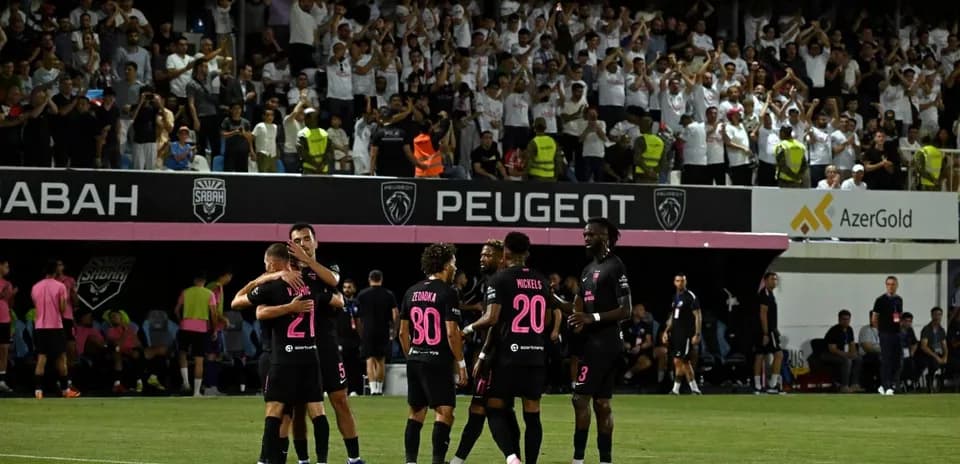 Joueurs de Sabah FA célébrant un but