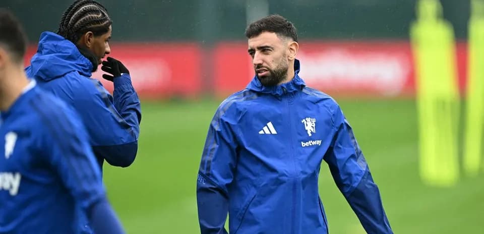 Deux joueurs en discussion lors d'un entraînement