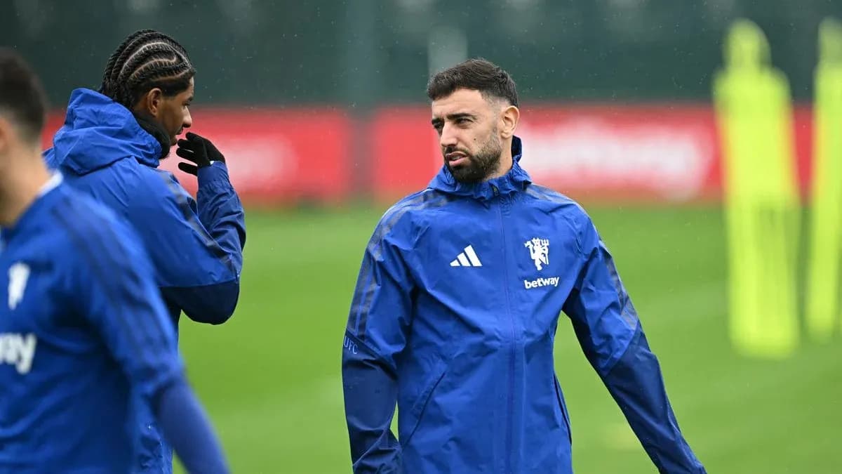 Deux joueurs en discussion lors d'un entraînement