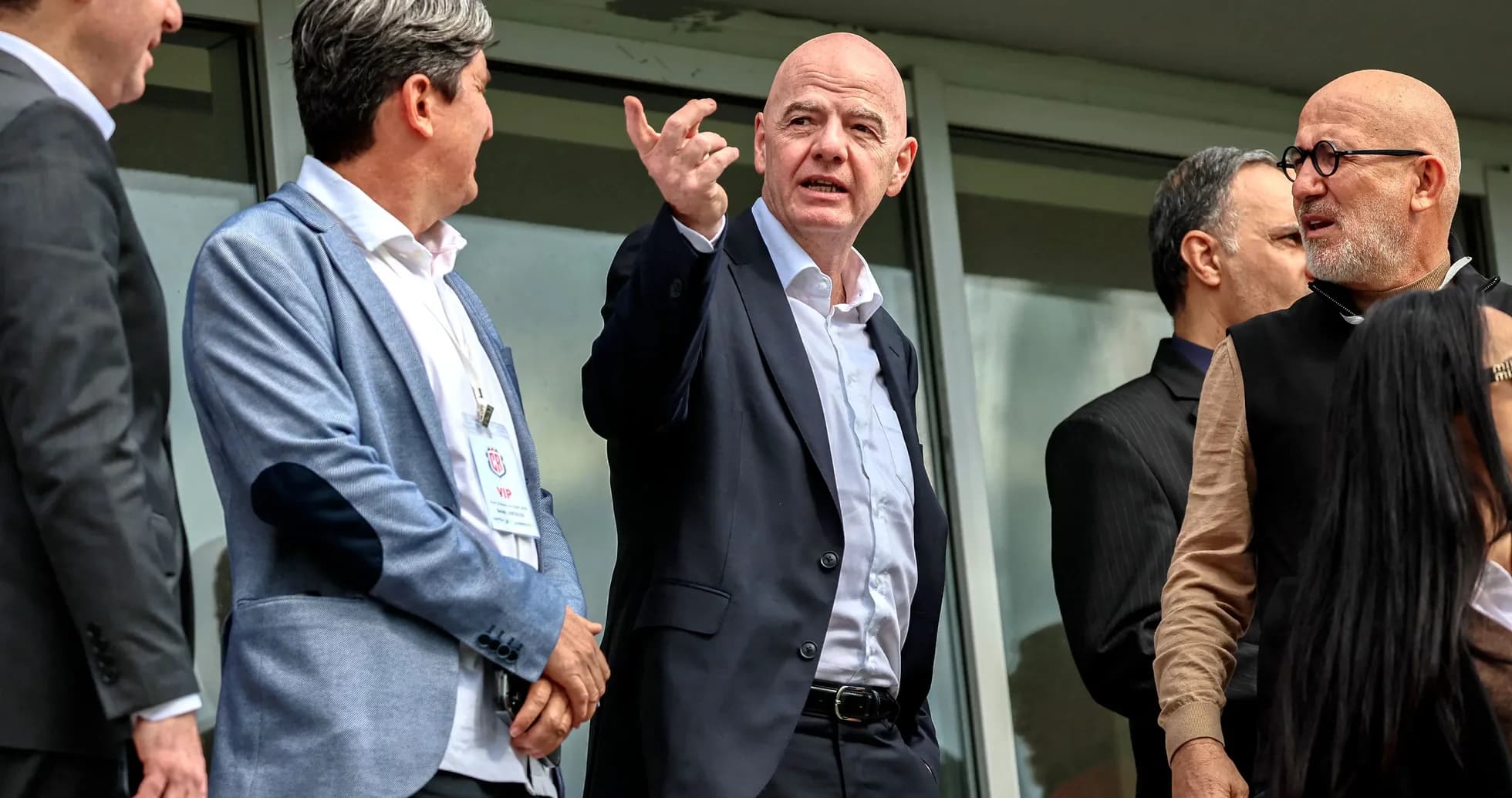 Personnes discutant lors d'un événement sportif