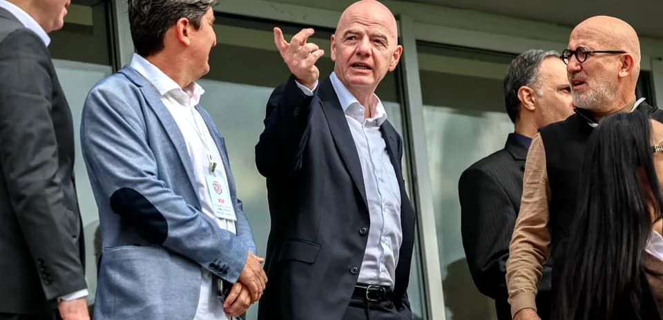 Personnes discutant lors d'un événement sportif