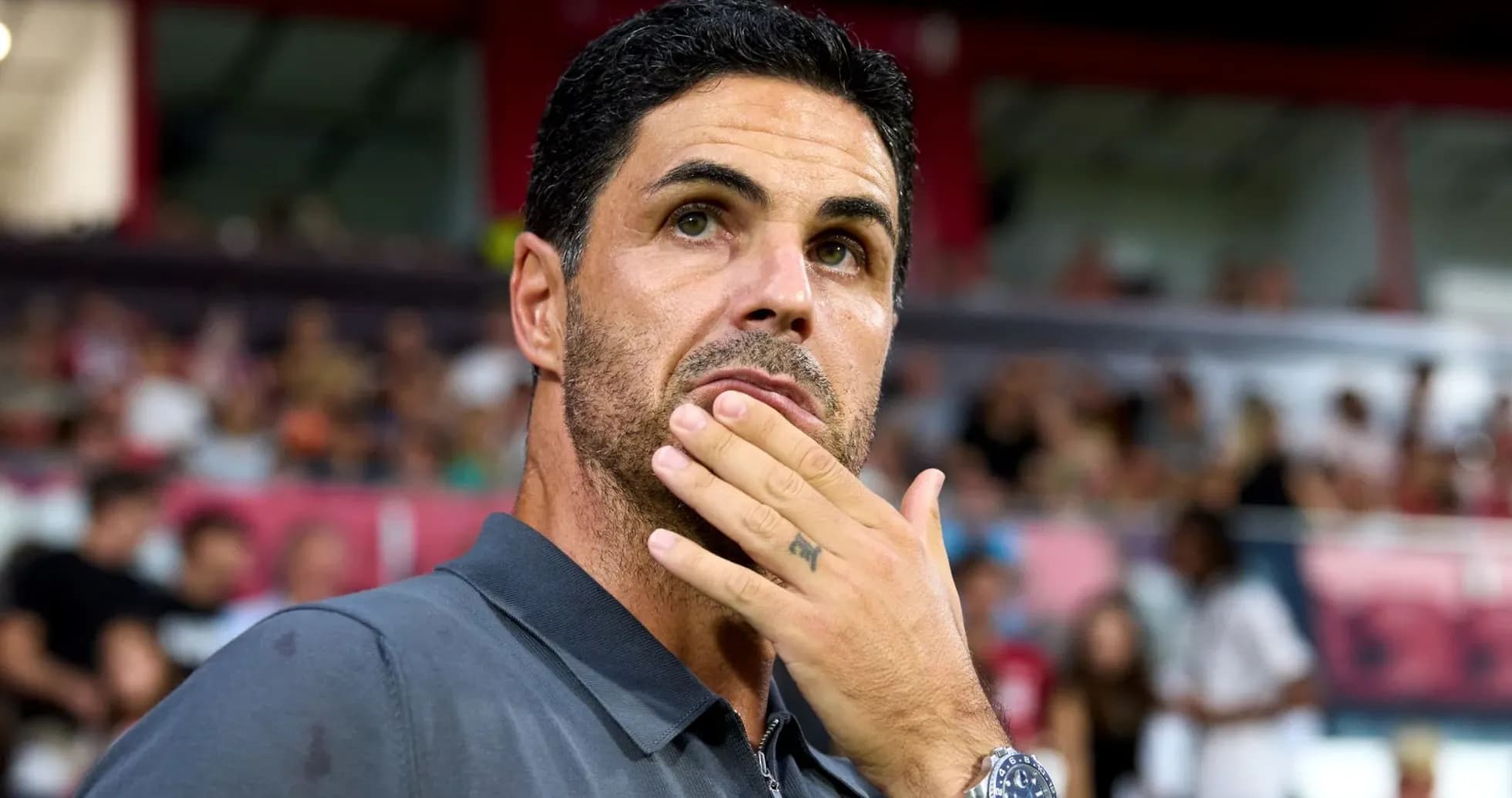 Entraîneur observant le match depuis le banc