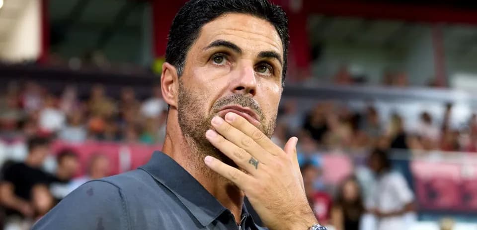 Entraîneur observant le match depuis le banc