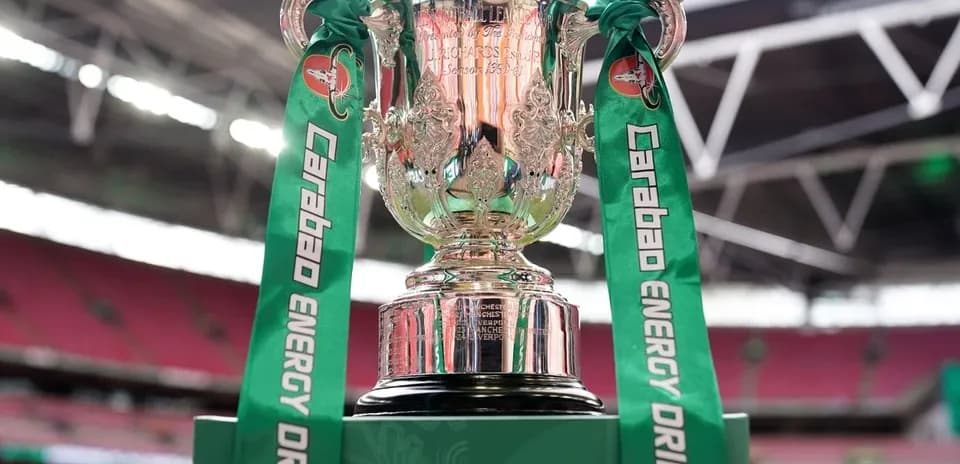 Trophée de la Carabao Cup avec rubans verts