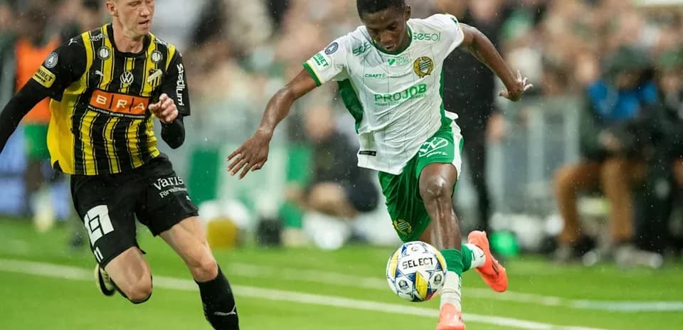 Joueur dribblant avec le ballon pendant le match