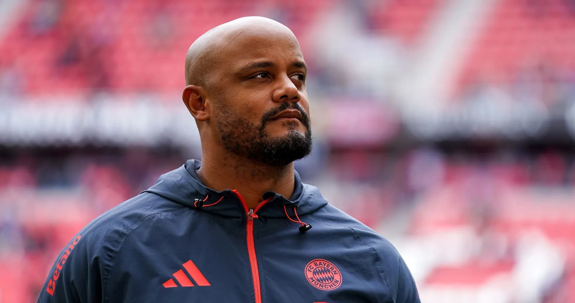 Entraîneur de Bayern Munich sur le terrain avant le match