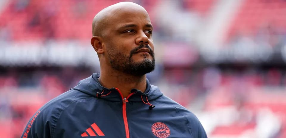 Entraîneur de Bayern Munich sur le terrain avant le match