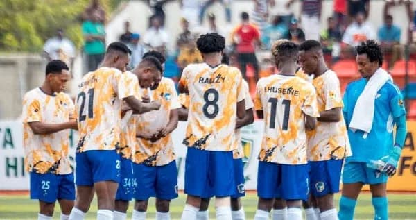Équipe de football se regroupant avant le match