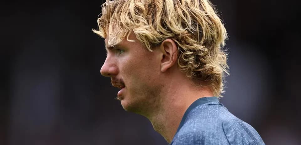 Joueur avec des cheveux blonds et une moustache