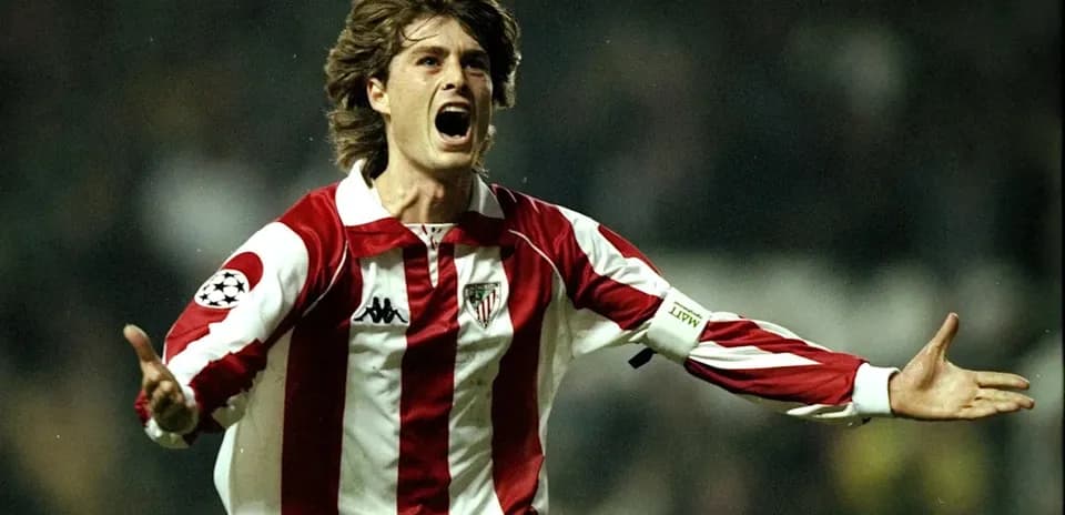 Joueur célébrant un but avec maillot rayé rouge et blanc