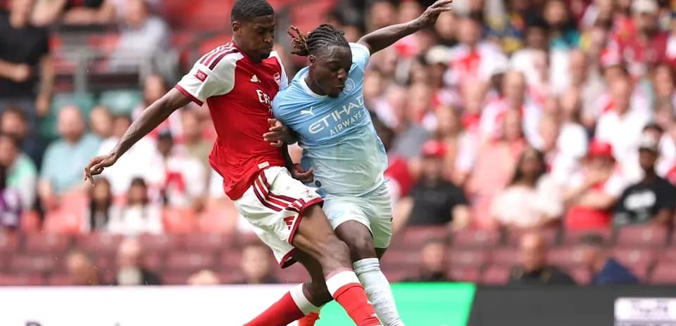 Joueurs d'Arsenal et Manchester City en duel