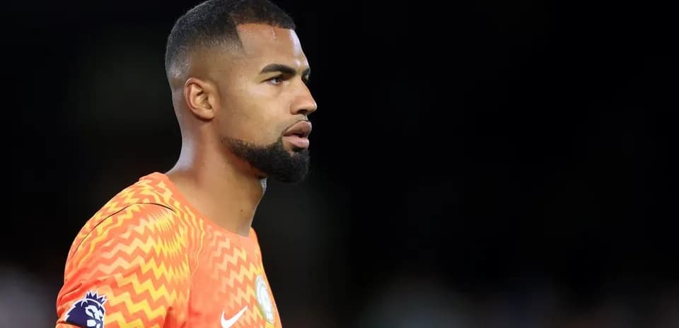 Gardien de but en tenue orange sur le terrain