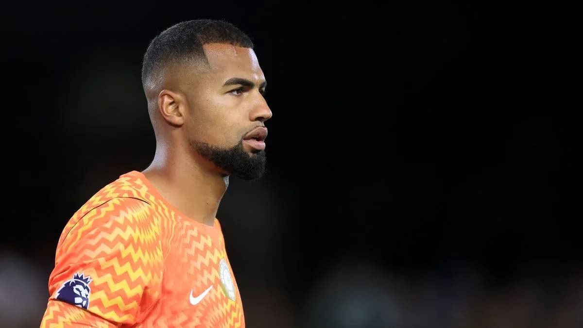 Gardien de but en tenue orange sur le terrain