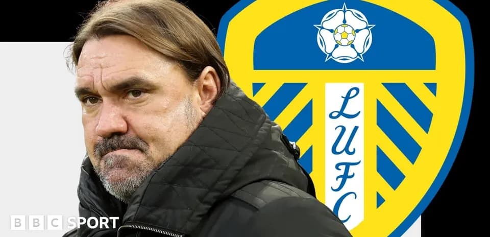 Entraîneur de Leeds United devant le logo du club
