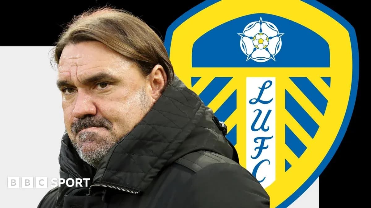 Entraîneur de Leeds United devant le logo du club
