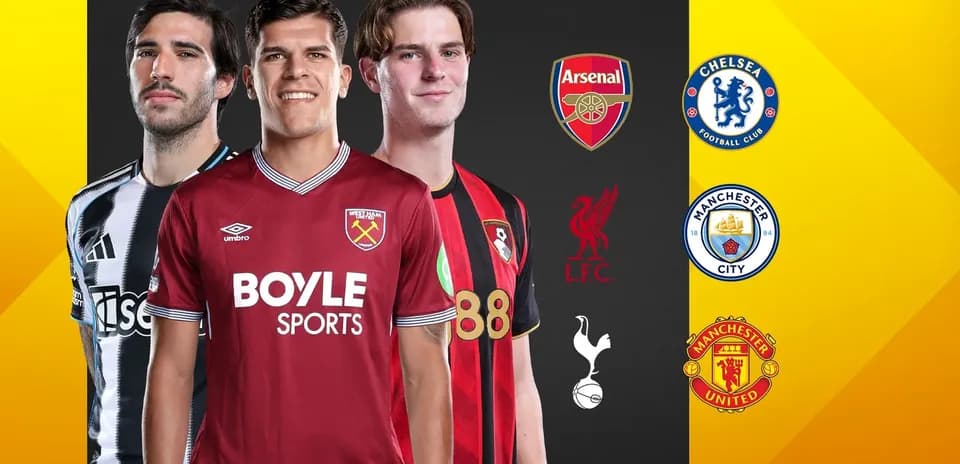 Trois joueurs en maillots d'équipes de football anglais