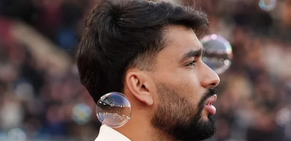 Joueur de football avec des bulles autour de lui