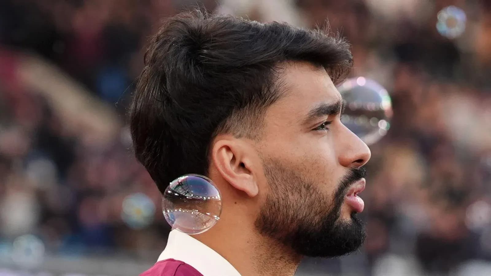 Joueur de football avec des bulles autour de lui