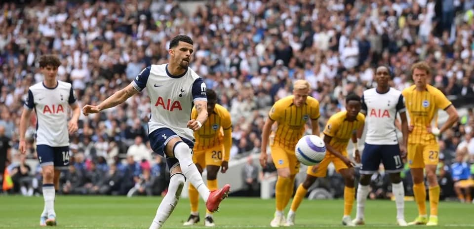 Joueur de Tottenham tirant un penalty contre Brighton