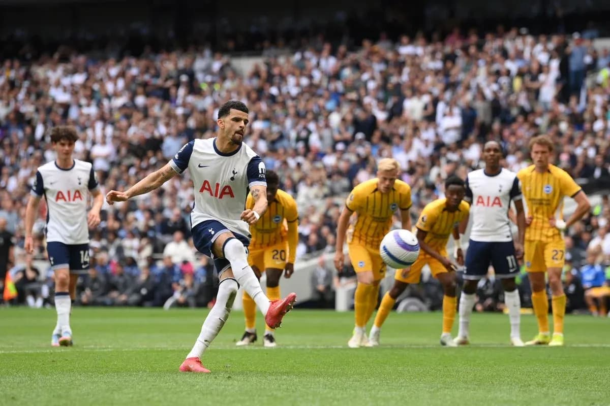 Joueur de Tottenham tirant un penalty contre Brighton