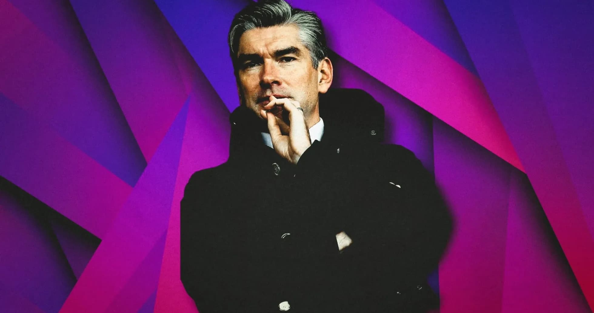 Homme en manteau noir sur fond violet